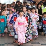 前回４年前の「姫路ゆかたまつり」でパレードする子どもたち＝姫路市西二階町
