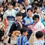 前回４年前の「姫路ゆかたまつり」で、色とりどりのゆかたを着てそぞろ歩きを楽しむ人たち＝姫路市二階町
