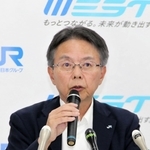 山陽新幹線に太陽光由来電力の導入計画を発表するＪＲ西日本の久保田修司イノベーション本部長＝１９日午後、大阪市北区の同社本社