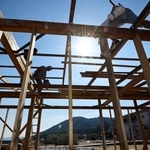 強い日差しが注ぐ中、着々と工事が進む海の家＝１９日午後、神戸市須磨区の須磨海岸（撮影・中西幸大）