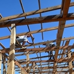 青空が広がる中、着々と工事が進む海の家＝１９日午後、神戸市須磨区の須磨海岸（撮影・中西幸大）