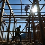 強い日差しが注ぐ中、着々と工事が進む海の家＝１９日午後、神戸市須磨区の須磨海岸（撮影・中西幸大）