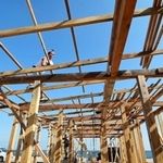 夏本番に向け、須磨海岸で建設が進む海の家＝１９日午後、神戸市須磨区（撮影・中西幸大）