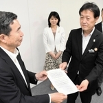 兵庫県経営者協会の成松郁廣会長（左）に要望書を手渡す稲次一彦教育次長＝神戸市中央区京町