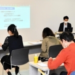 社会人向けのインターンシッププログラムの説明を聞く参加者＝東京都中央区京橋１