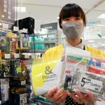 防災ポーチの商品が並ぶ売り場＝神戸市中央区小野柄通８、神戸ロフト