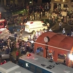 現場付近に集結した救急車や消防車＝２００１年７月２１日夜、朝霧駅前