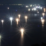 夜の日本海に輝くいさり火＝兵庫県香美町香住区余部（６５秒露光、撮影・丸山桃奈）
