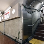 階段を下りて地下通路を進むと、味のれん街へ＝神戸市中央区雲井通８