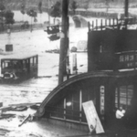 １９３８年７月の阪神大水害で川のようになった三宮交差点の東側。現存する地下道連絡口「Ａ１４」（中央奥）が見える