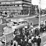 １９５５（昭和３０）年ごろ、神戸新聞会館を背に写る二つの「ガリバートンネル」