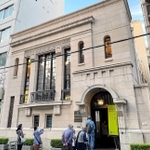 昨秋に大阪で開かれた「生きた建築ミュージアムフェスティバル」で、建物を見学する参加者（生きた建築ミュージアム大阪実行委員会提供）