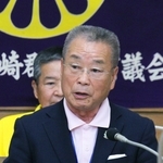 町議会本会議で退任を表明する岩見武三町長＝兵庫県市川町議会議場