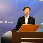 感染拡大傾向にある新型コロナウイルスについて言及する久元喜造・神戸市長＝２２日午後、神戸市役所