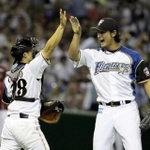 「平成の名勝負」で勝利した日本ハム（当時）のダルビッシュ有投手（右）＝２０１１年７月２０日、東京ドーム