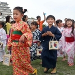 浴衣姿でそぞろ歩きを楽しむ子どもら＝２４日午後、姫路市本町（撮影・辰巳直之）