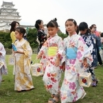 姫路城三の丸広場を出発する子どもゆかたパレードの参加者＝２４日午後、姫路市本町（撮影・辰巳直之）