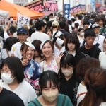 露店が並ぶ通りを浴衣姿でそぞろ歩く人たち＝２４日夕、姫路市立町（撮影・辰巳直之）