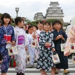 浴衣姿でそぞろ歩きを楽しむ子どもたち＝２４日夕、姫路市本町（撮影・辰巳直之）