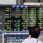 株の値動きを伝える証券会社の株価ボード＝神戸市中央区三宮町１（撮影・赤松沙和）