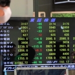 株の値動きを伝える証券会社の株価ボード＝神戸市中央区三宮町１（撮影・赤松沙和）