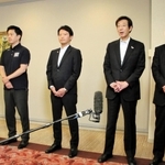 関西３空港懇談会を終え、報道陣の取材に応じる久元喜造・神戸市長（右から２人目）や斎藤元彦・兵庫県知事（同３人目）ら＝２５日午後、大阪市北区