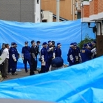 遺体で見つかった穂坂修ちゃんの自宅を調べる捜査員ら＝神戸市西区玉津町居住