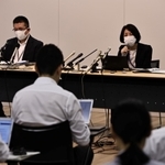 会見で穂坂修ちゃんと家族への対応を説明する神戸市こども家庭局の担当者＝神戸市役所