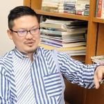 復興建築の再調査にあたる関西学院大学の石榑督和准教授