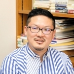 復興建築の再調査にあたる関西学院大学の石榑督和准教授