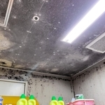 事件当時、病棟の浴室に染みついた黒いカビ。壁一面、天井に至るまで浸食し、穴が開いている箇所もあった＝神戸市西区神出町勝成、神出病院（関係者提供） 