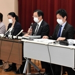 調査報告書を解説する第三者委員会の藤原正廣委員長（右から３人目）＝２０２２年５月２日午前、神戸市中央区橘通１、兵庫県弁護士会館