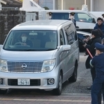 送検するため看護助手を乗せて出発する警察車両＝２０２０年３月５日午前９時７分、神戸市西区糀台５、神戸西署