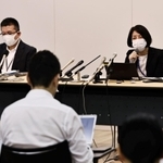 神戸市西区の６歳男児がなくなったことを受け、記者会見する市こども家庭局の丸山佳子副局長（右）と市こども家庭センターの高橋顕副所長（左）＝２３日午後、神戸市中央区加納町６、神戸市役所（撮影・長嶺麻子）