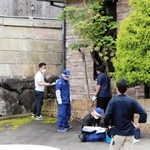 ガソリンのような液体がまかれた井上邦雄組長宅を調べる捜査員＝２９日午後、神戸市北区鈴蘭台東町