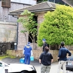 ガソリンのような液体がまかれた井上邦雄組長宅を調べる捜査員＝２９日午後、神戸市北区鈴蘭台東町