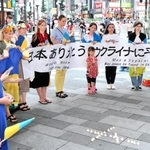 横断幕を掲げ、戦争終結への願いを訴えたウクライナ避難民ら＝神戸市中央区加納町４、サンキタ広場