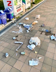 自動販売機前の通路上に散乱した食品容器や酒の空き缶（難波久芳さん提供）＝神戸市中央区波止場町