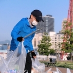 大量の空き缶や食品の容器を回収する難波久芳さん＝５月下旬、神戸市中央区波止場町