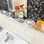 トイレの手洗い器の上に放置されたチューハイの空き缶など（難波久芳さん提供）＝神戸市中央区波止場町