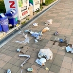 自動販売機前の通路上に散乱した食品容器や酒の空き缶（難波久芳さん提供）＝神戸市中央区波止場町