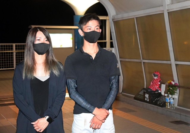 命を救ってくれた草替律子さんの名前が刻まれた慰霊碑の前に立つ山下翔馬さん（右）と母の佳奈さん＝明石市大蔵海岸通１、朝霧歩道橋（撮影・秋山亮太）
