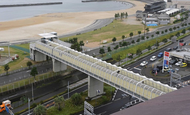 現在の朝霧歩道橋と大蔵海岸（撮影・秋山亮太）