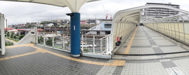 歩道橋南側の階段部分が狭くなる構造だった事故現場付近＝７月２日、明石市大蔵海岸通１