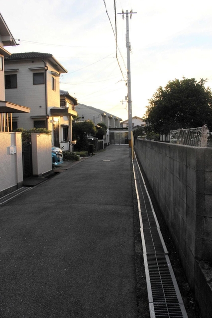 負傷者宅を訪ねたが、アパートに建て替えられていた＝明石市内