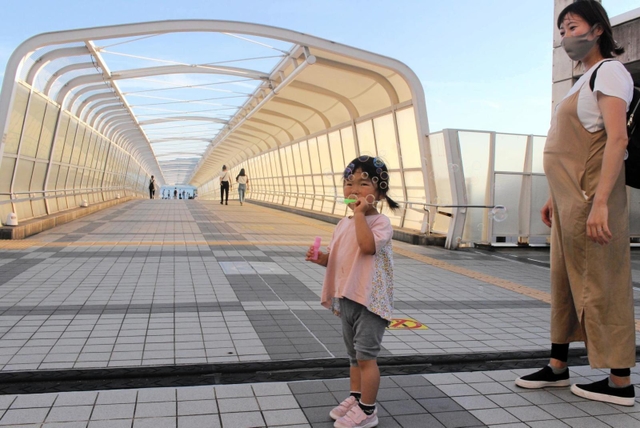 事故から２０年。歩道橋の北側でシャボン玉をして遊ぶ女児＝明石市大蔵海岸通１