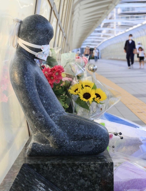 新型コロナウイルスの感染拡大を受けてか、口元にマスクが付けられた＝明石市大蔵海岸通１、２０２０年７月２１日（撮影・斉藤雅志）