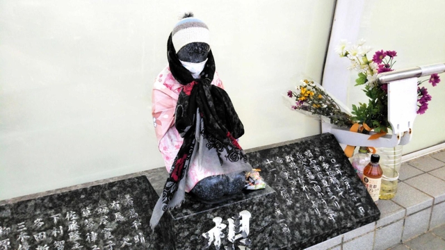 まだ肌寒い春先はニット帽にショールを巻いた防寒の装いも＝明石市大蔵海岸通１、２０２１年５月撮影