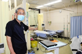 歩道橋事故で多くの負傷者が運び込まれた救急治療室で、当時の様子を語る上藤哲郎医師＝明石市鷹匠町、市立市民病院
