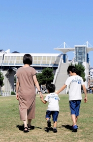 事故後初めて、子どもたちと大蔵海岸を訪ねた原恵里子さん＝明石市大蔵海岸通１